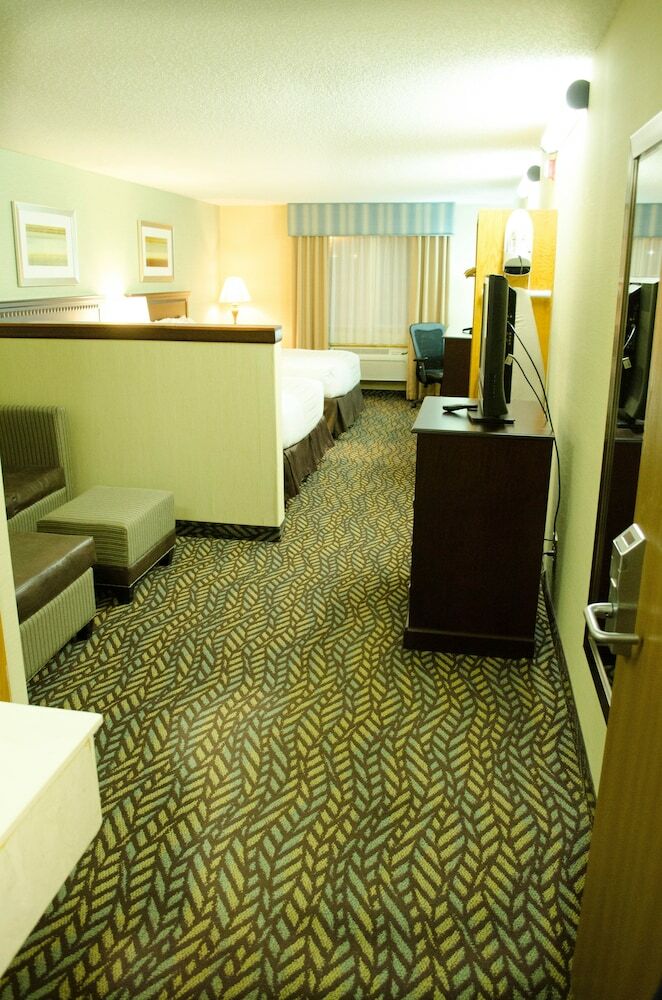 Hotel Fireside Inn & Suites