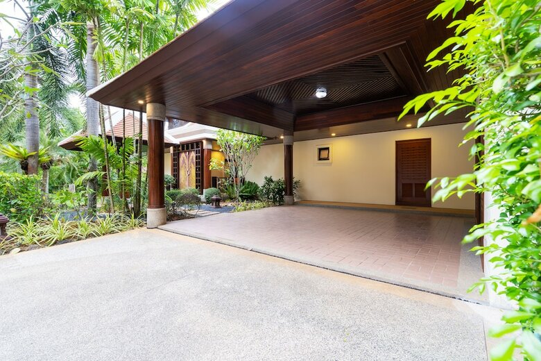 Nai Harn Baan-bua Villas