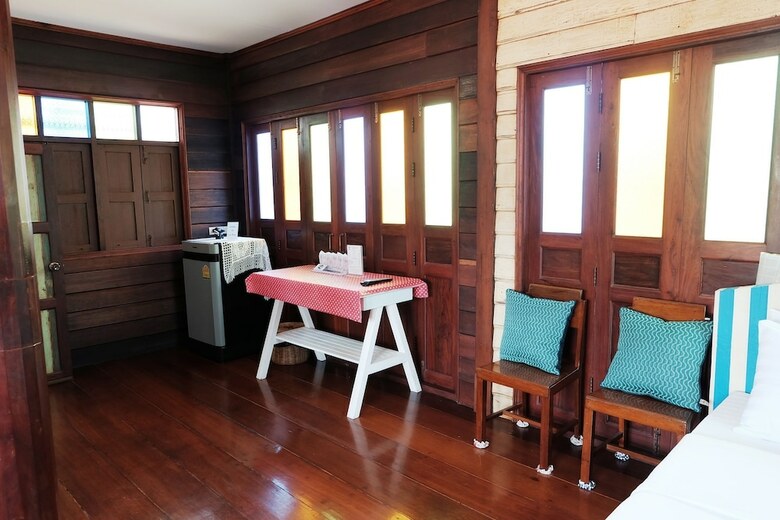 Hotel Baan Chompoo Homestay