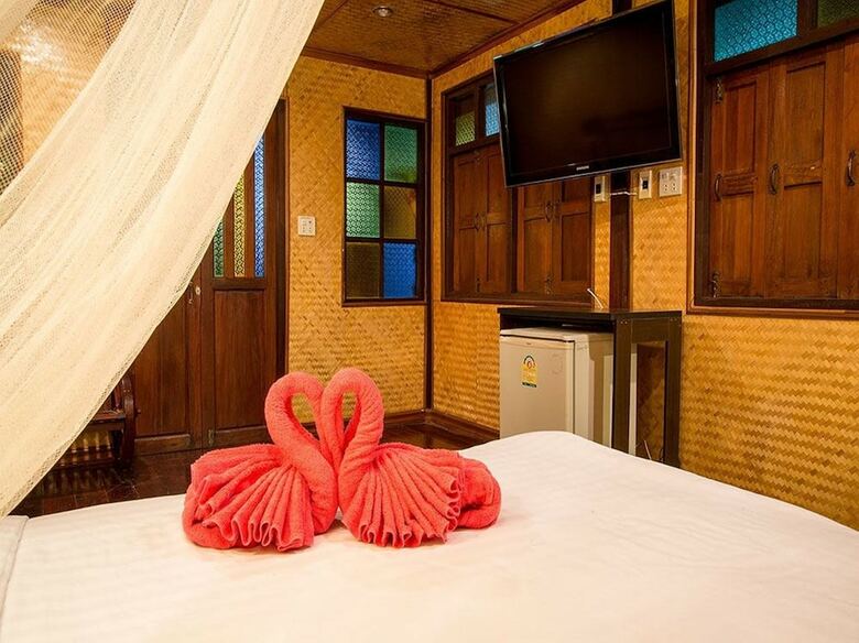 Hotel Baan Chompoo Homestay