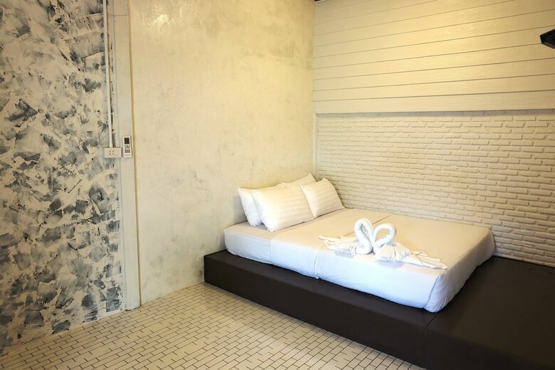 Hotel Baan Chompoo Homestay