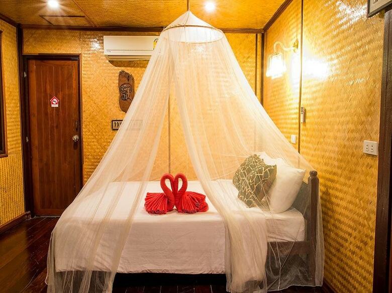 Hotel Baan Chompoo Homestay
