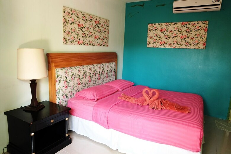 Hotel Baanrak Amphawa Homestay