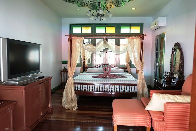 Hotel Baanrak Amphawa Homestay