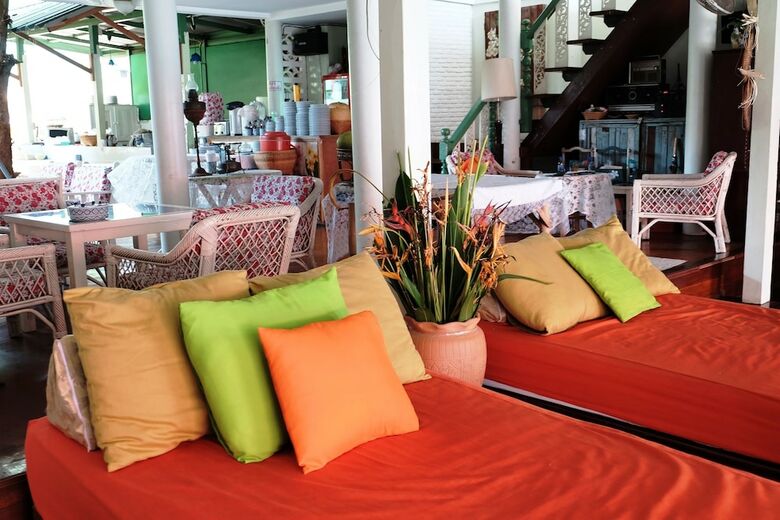 Hotel Baanrak Amphawa Homestay