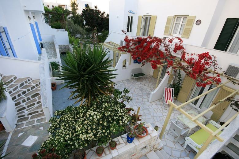 Leonardos Apartments