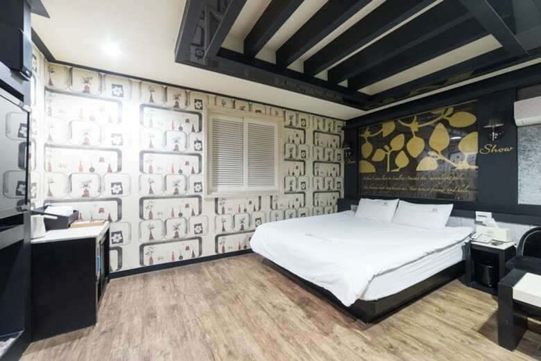 Show Hotel