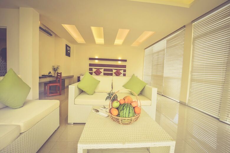 Beacon Beach Hotel