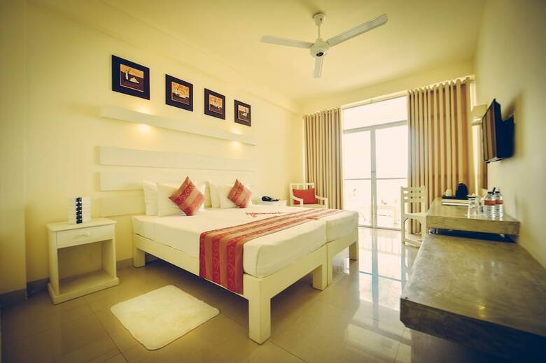 Beacon Beach Hotel