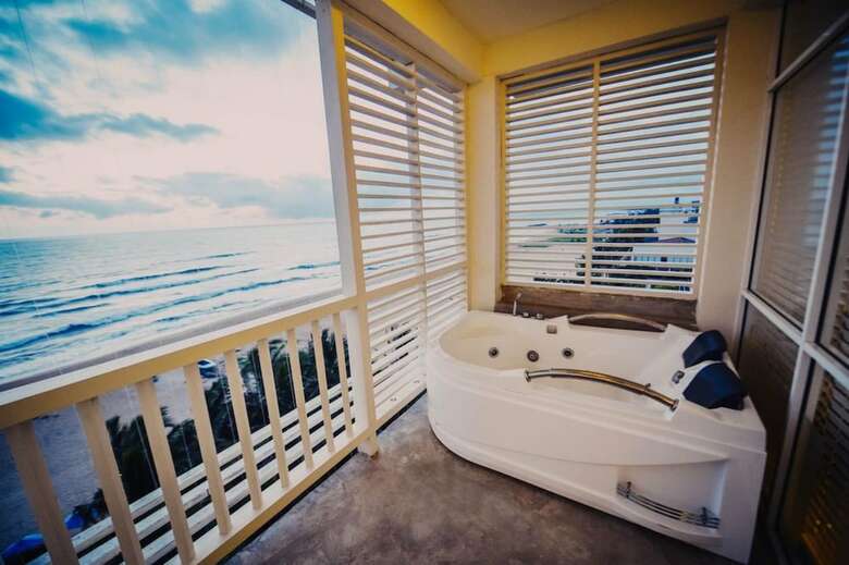 Beacon Beach Hotel
