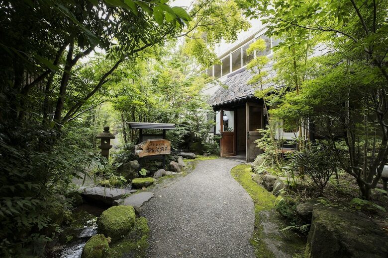 Yufuin Besso Shikisai Hotel