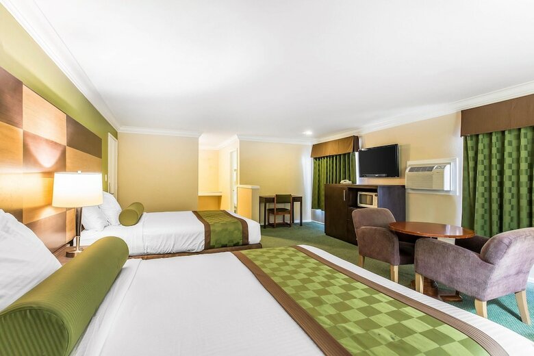 Hotel Rodeway Inn & Suites Canyon Lake I-15