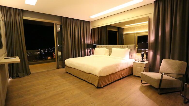 Mist Hotel And Spa By Warwick