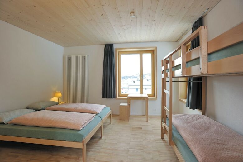 Hostal Youth Hostel St. Moritz