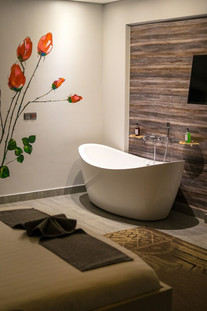 Urbano Hotel By Roots
