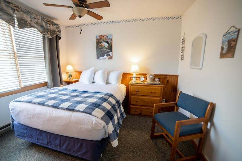 Isleview Motel And Cottages