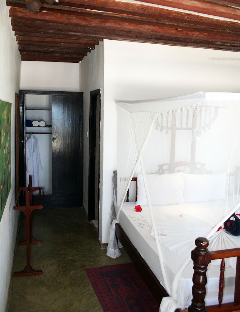 Moonshine Uroa Boutique Hotel