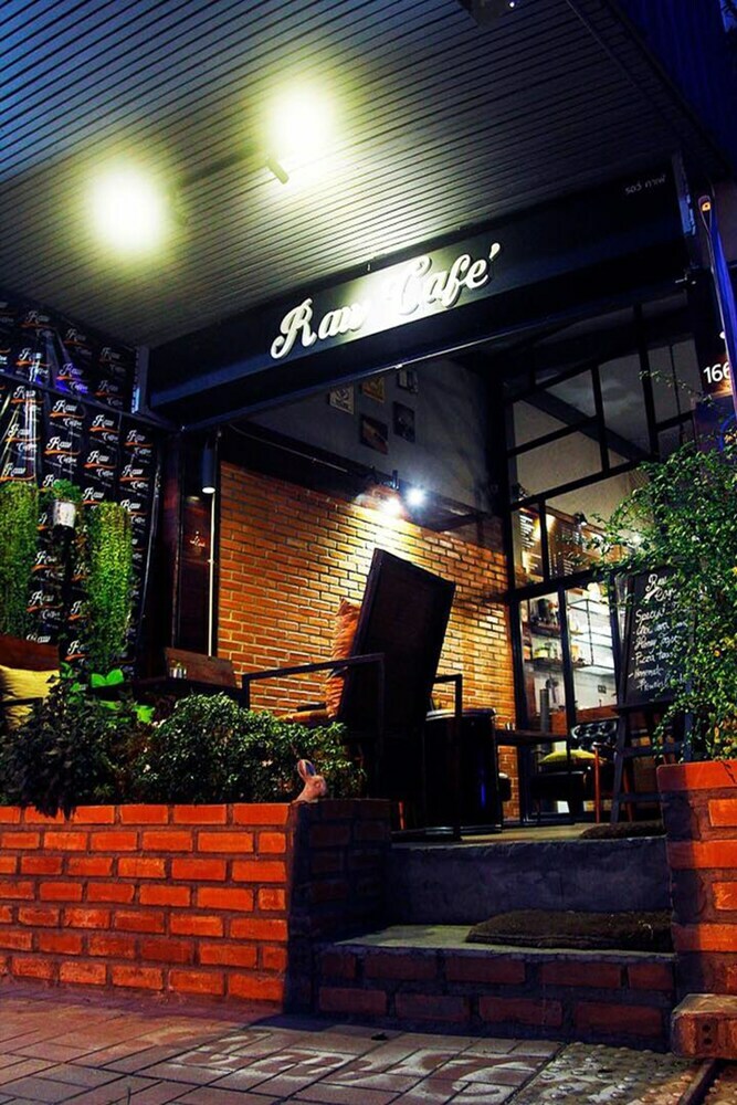 Hostal Raw Hostel
