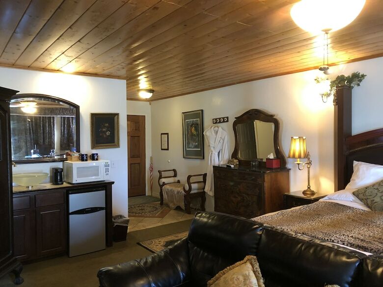 Bed & Breakfast Echo Canyon Spa Resort