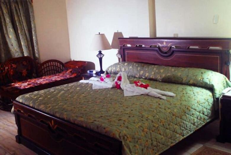 Hotel Rovanel's Resort And Conference Centre