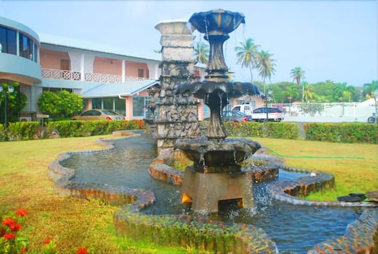 Hotel Rovanel's Resort And Conference Centre