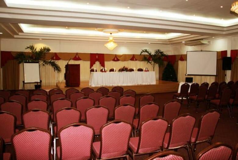 Hotel Rovanel's Resort And Conference Centre