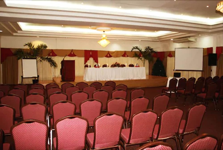 Hotel Rovanel's Resort And Conference Centre