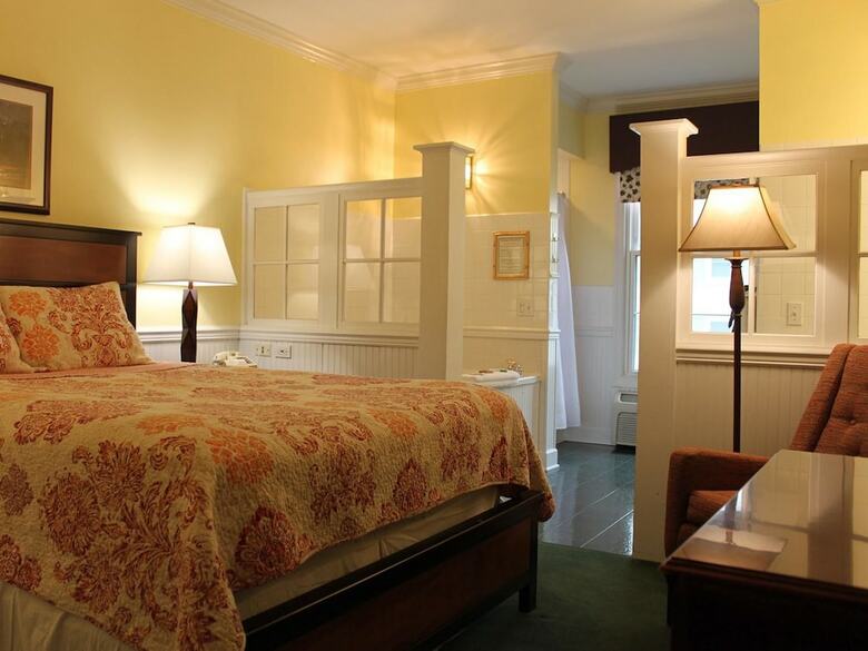 County Clare Irish Hotel & Pub