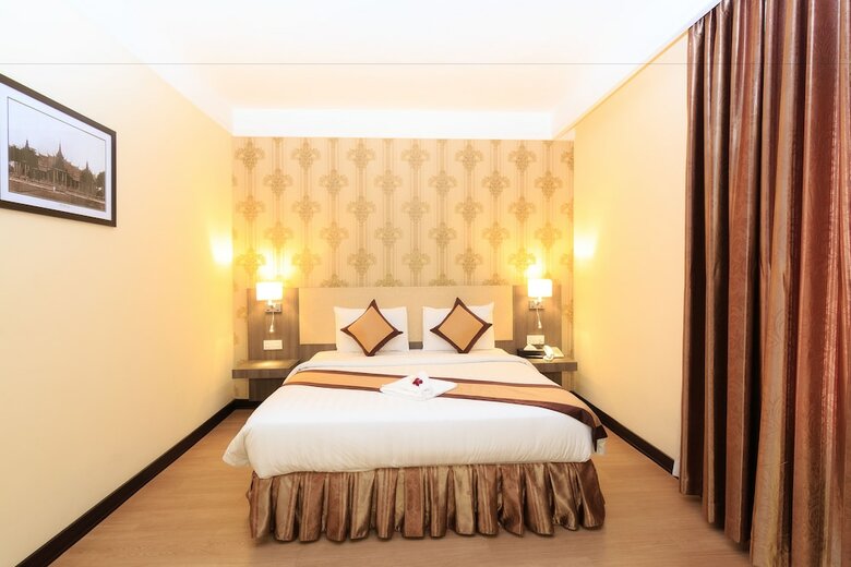 Paradise Hotel