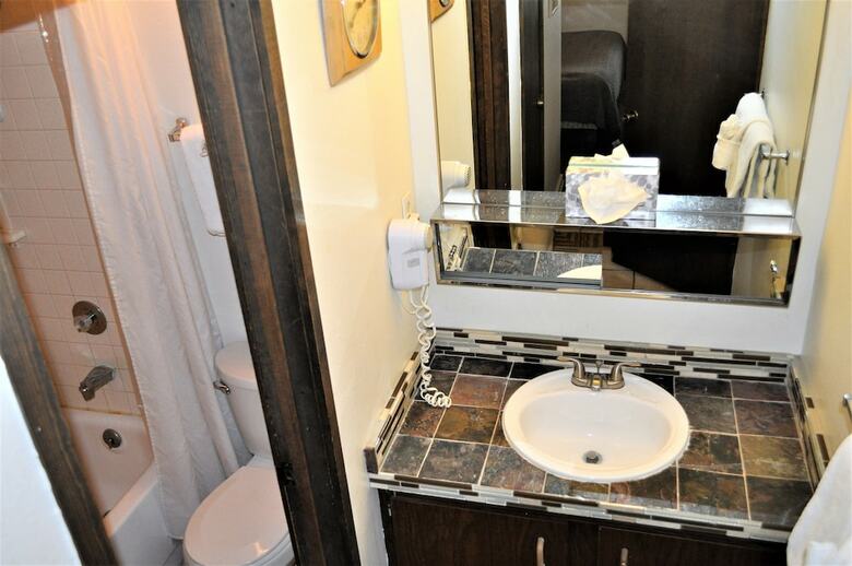 Snowflake 1 Bed Plus Den 2 Bath