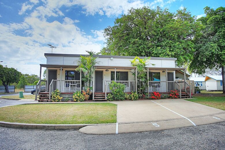 Cabana Big4 Rowes Bay Beachfront Holiday Park
