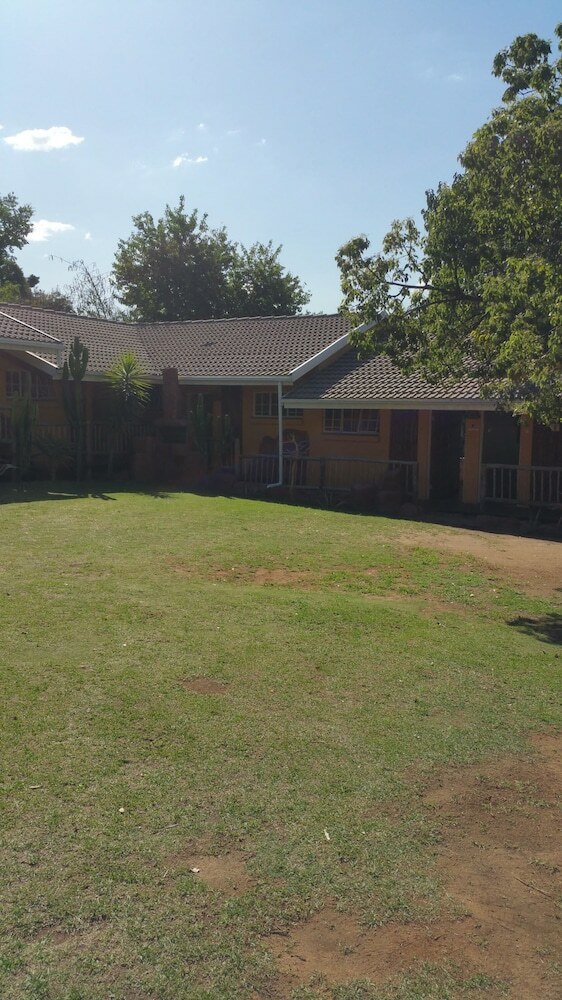 Hotel Flintstones Guest House Fourways