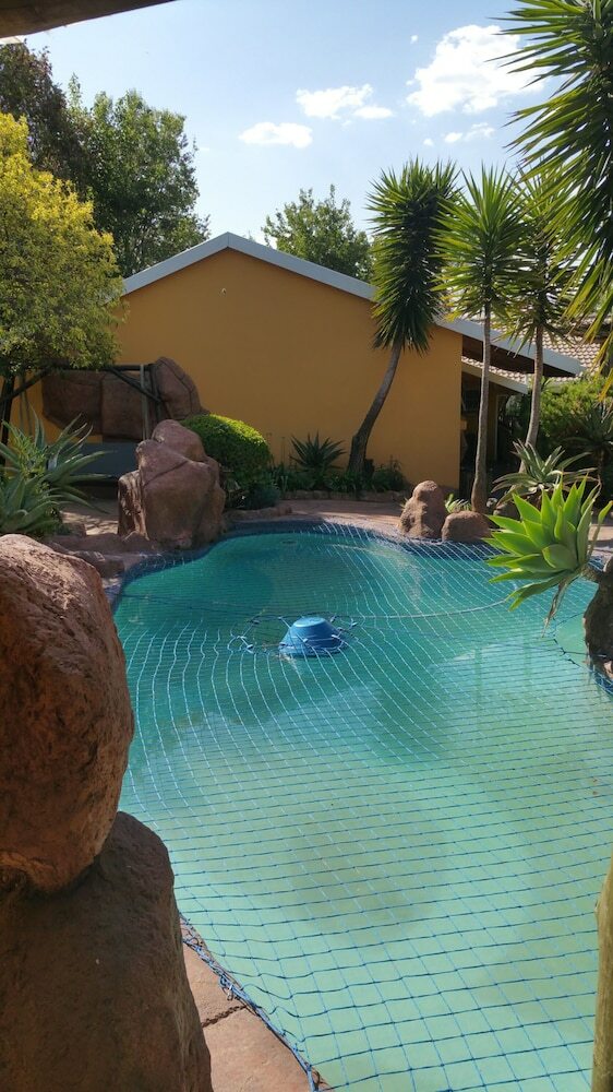 Hotel Flintstones Guest House Fourways