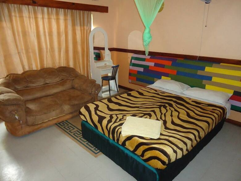 Hostal Flintstones Backpackers