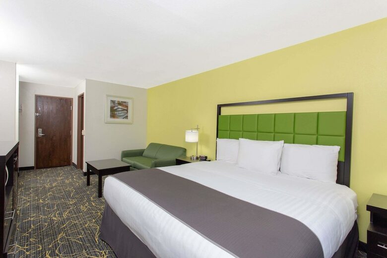 Hotel Americinn By Wyndham Delafield