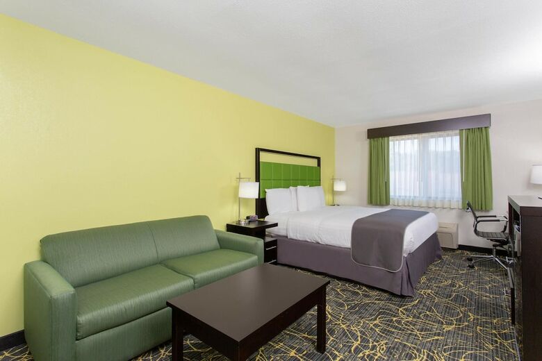 Hotel Americinn By Wyndham Delafield