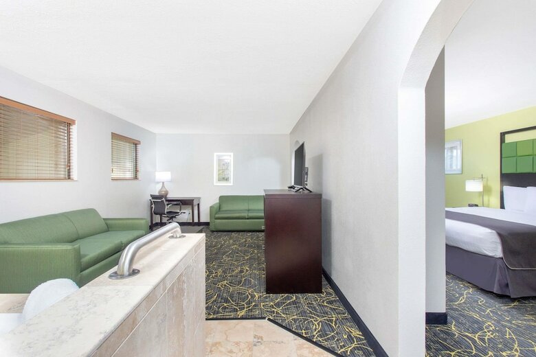 Hotel Americinn By Wyndham Delafield