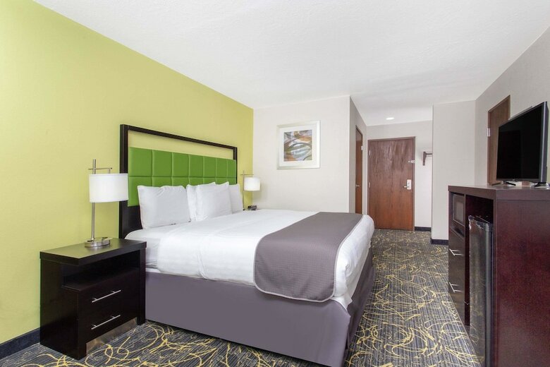 Hotel Americinn By Wyndham Delafield
