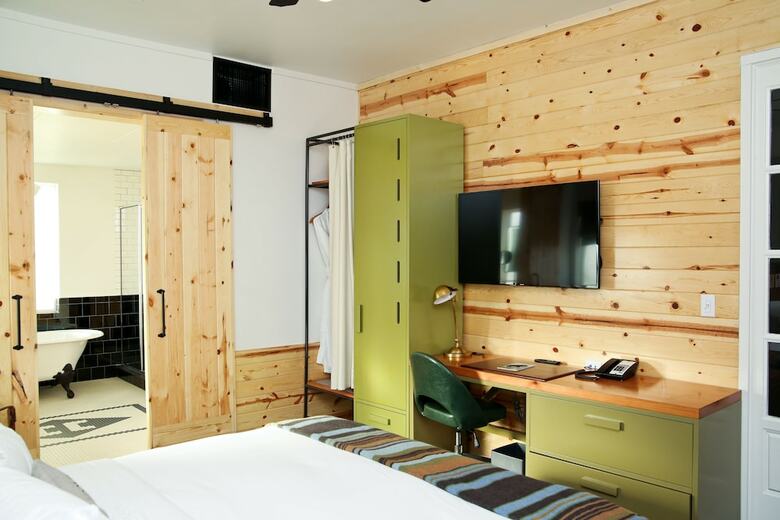 Cavalry Court, By Valencia Hotel Group
