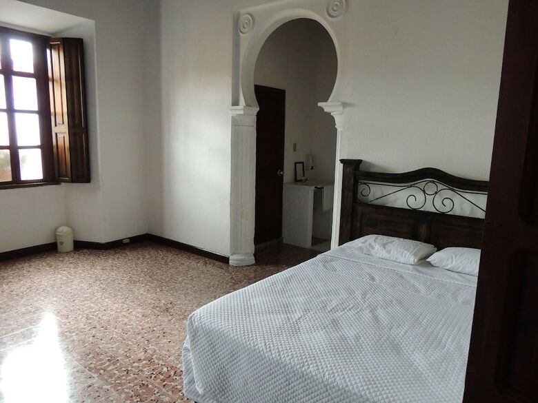 Hostal Feathers Hotel And Lounge