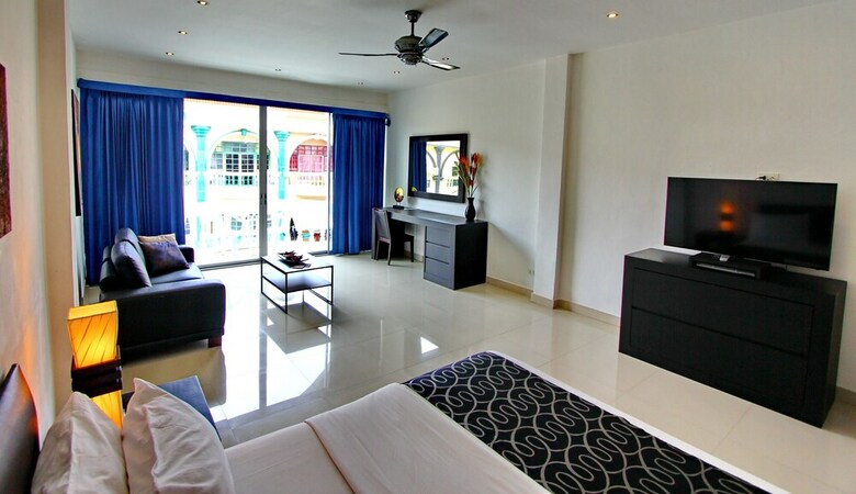 Hotel East Suites