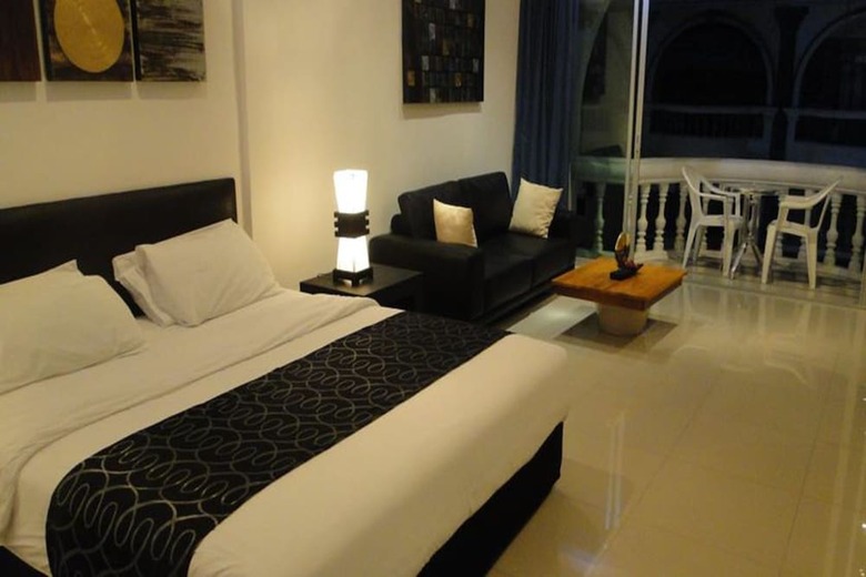 Hotel East Suites