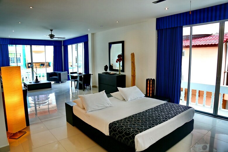 Hotel East Suites