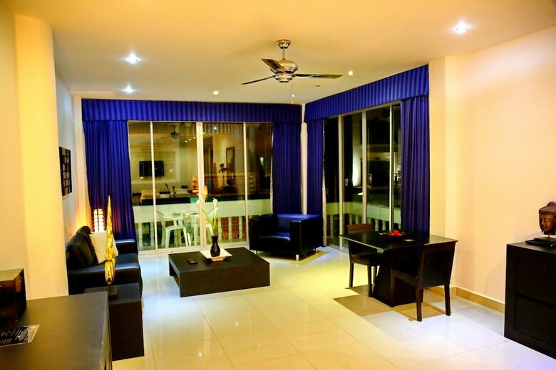 Hotel East Suites