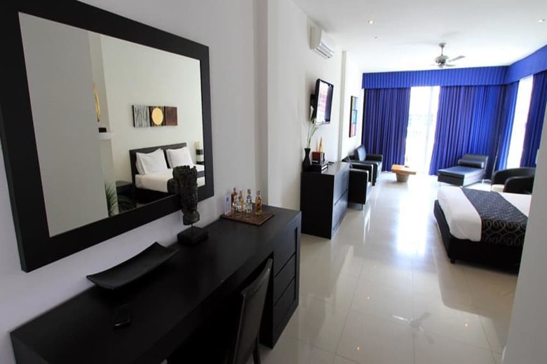 Hotel East Suites