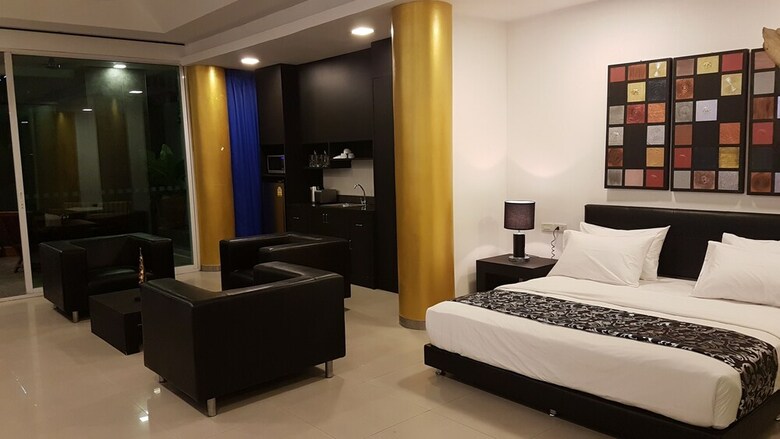 Hotel East Suites
