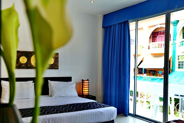 Hotel East Suites