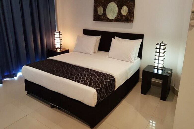 Hotel East Suites