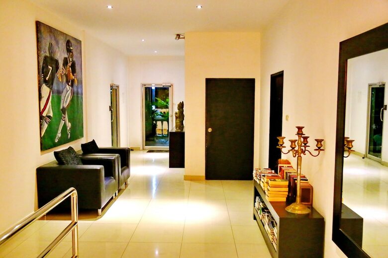 Hotel East Suites