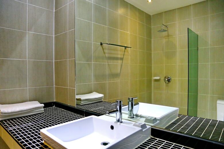 Hotel East Suites